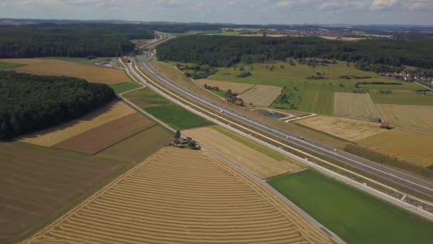 Luchtfoto van de snelweg A8 op de Zwabische Alp — Stockvideo