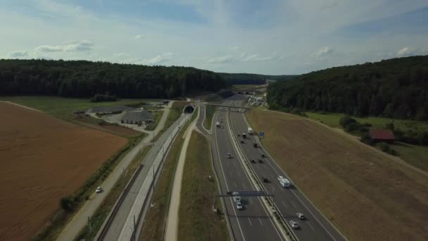 Vista aérea de la autopista A8 en el alp de Suabia — Vídeos de Stock