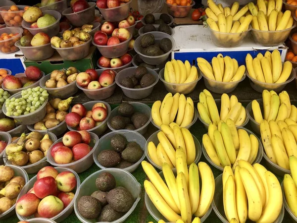 Mercado de frutas com várias frutas e legumes frescos coloridos — Fotografia de Stock