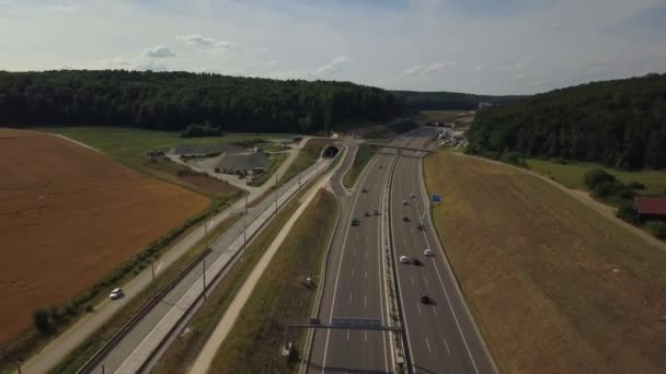 Luchtfoto van de snelweg A8 op de Zwabische Alp — Stockvideo