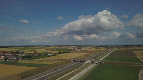 Vue aérienne de l'autoroute A8 et des éoliennes sur l'alpage souabe — Video