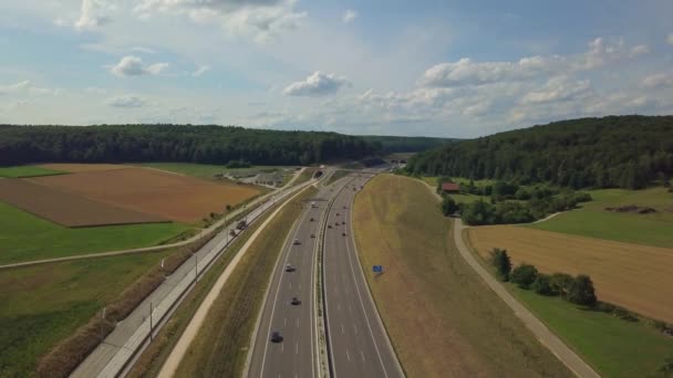 スワビアンアルプ上の高速道路A8の航空写真 — ストック動画