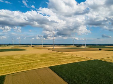 Mısır alanlarında rüzgar türbinleri
