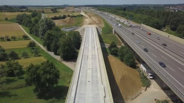 Вид с воздуха на немецкий автобан со строительными работами — стоковое видео
