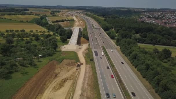 Εναέρια θέα ενός γερμανικού Autobahn με κατασκευαστικές εργασίες — Αρχείο Βίντεο