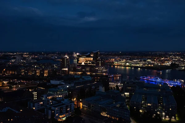 Uitzicht op de haven en de nieuwe Elbphilharmonie van Hamburg 's nachts — Stockfoto