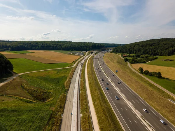 Vue aérienne de l'autoroute A8 sur l'alpage souabe — Photo