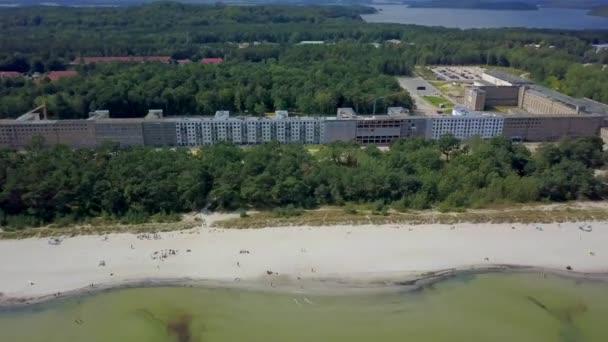 Vista aérea de Prora, un proyecto masivo construido por el régimen nazi — Vídeos de Stock