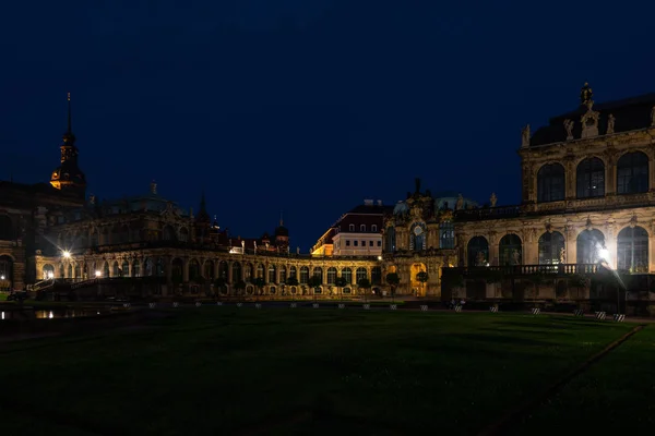 夜にドレスデン、ドイツのズウィンガー宮殿 — ストック写真