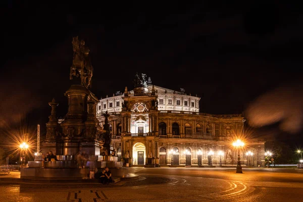 Nachtansicht auf die berühmte Semperoper in Dresden — Stockfoto