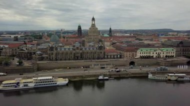 Elbe nehri boyunca inanılmaz Dresden hava manzarası.