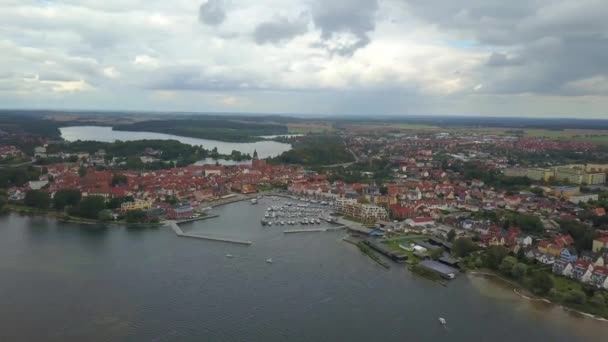 Uitzicht vanuit de lucht op de stad Waren aan het Mueritz meer — Stockvideo