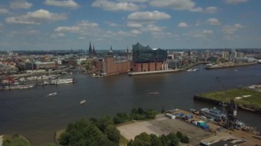 Elbphilharmony başlayan Hamburg limanının doğu kesimlerinde havadan görünümü