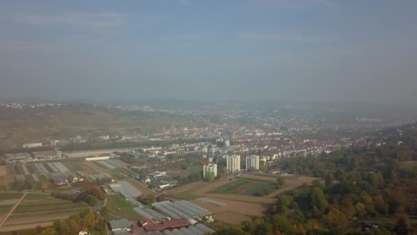 Ostfildern'den Stuttgart yakınlarındaki Esslingen'e giden drone uçuşu — Stok video