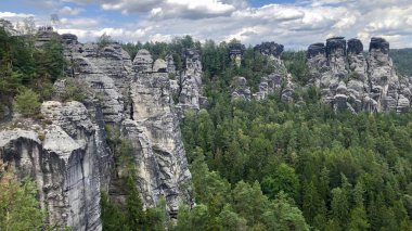 Bastei kayalarında panorama görünümü