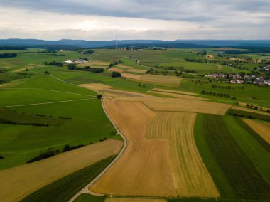 Hegau bölgesinin uzun sönmüş volkanları ile Witthoh kulesi