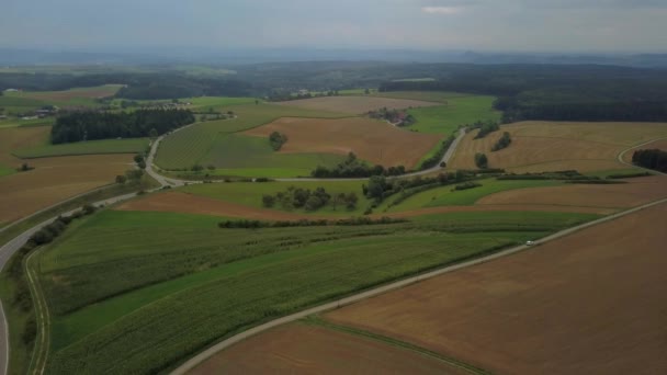 Tráfego e campos em frente aos vulcões extintos da região de Hegau — Vídeo de Stock