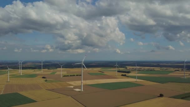 Turbinas eólicas em campos de milho — Vídeo de Stock