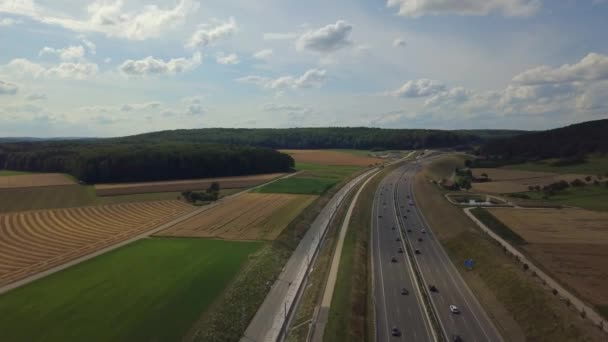 Luftaufnahme der Autobahn A8 auf der Schwäbischen Alb — Stockvideo