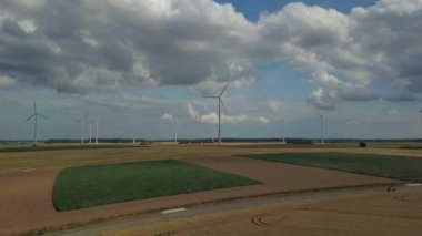 Mısır alanlarında rüzgar türbinleri