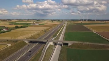 A8 Otoyolu'nun havadan görünümü ve swabian alp'teki rüzgar türbinleri