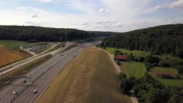 Flygvy över motorväg A8 på Schwäbische Alp — Stockvideo