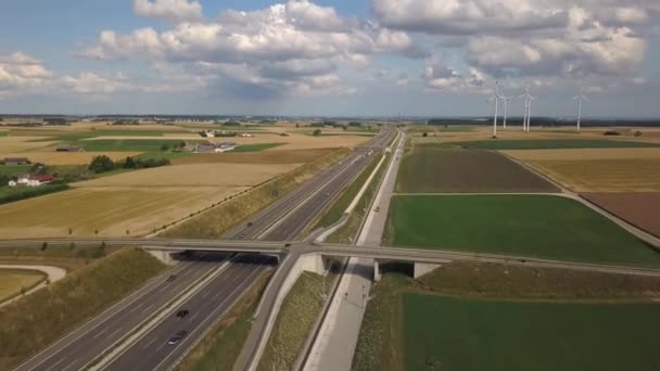 スウェービアアルプ上の高速道路A8と風力タービンの航空写真 — ストック動画