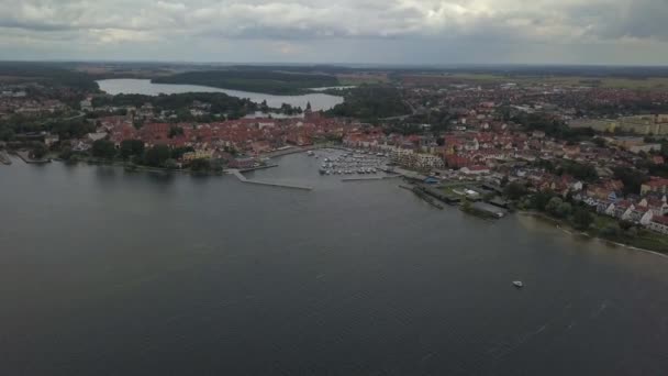 Vista aérea sobre a cidade de Waren no Lago Mueritz — Vídeo de Stock