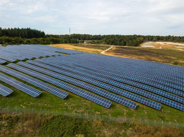 Vista aérea de paneles solares en granja solar — Foto de Stock