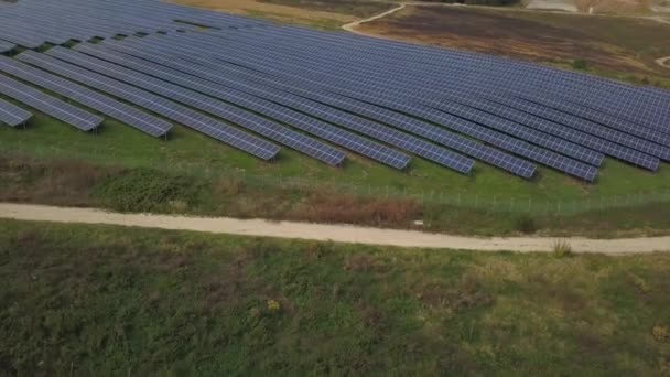 Vista aérea de paneles solares en granja solar — Vídeos de Stock