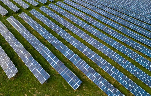 Güneş çiftliğinde güneş panelleri havadan görünümü