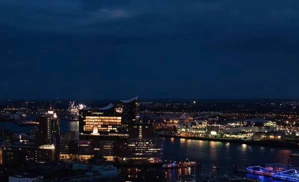Veduta del porto e della nuova Elbphilharmonia di Amburgo di notte — Foto Stock