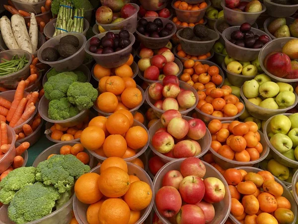 Фруктовый рынок с разнообразными цветными свежими фруктами и овощами — стоковое фото