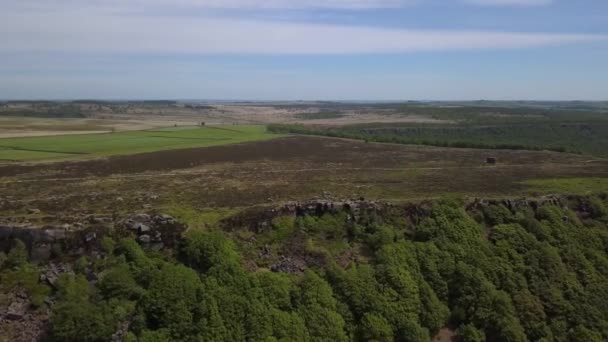 Εναέρια θέα στην άκρη του Curbar πάνω από την κοιλάδα Hope — Αρχείο Βίντεο