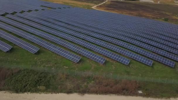 Vista aérea de paneles solares en granja solar — Vídeos de Stock