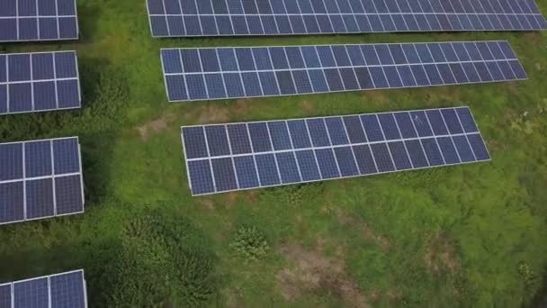 Vista aérea de paneles solares en granja solar — Vídeos de Stock