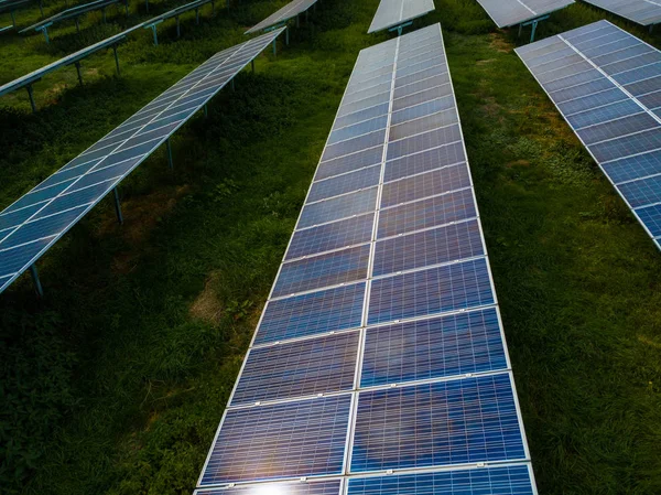 Güneş çiftliğinde güneş panelleri havadan görünümü — Stok fotoğraf
