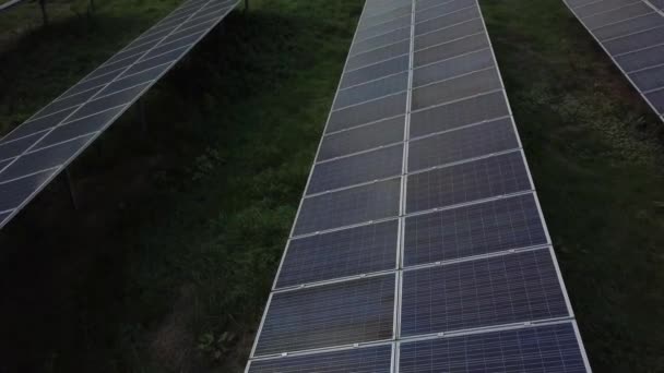 Luftaufnahme von Sonnenkollektoren in Solarpark — Stockvideo