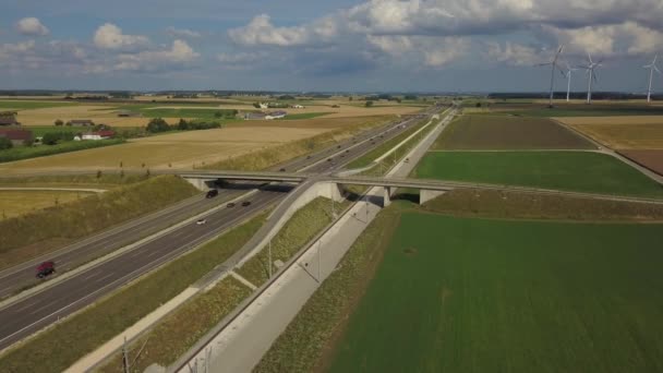 Luftutsikt over hovedvei A8 og vindmøller på svabernehodebunnen – stockvideo