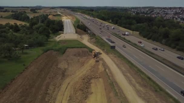 Letecký pohled na německý Autobahn se stavebními díly — Stock video