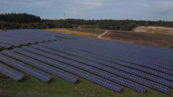 Воздушный обзор солнечных батарей на солнечной ферме — стоковое видео