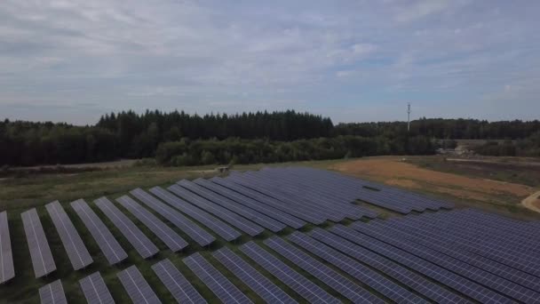 Güneş çiftliğinde güneş panelleri havadan görünümü — Stok video