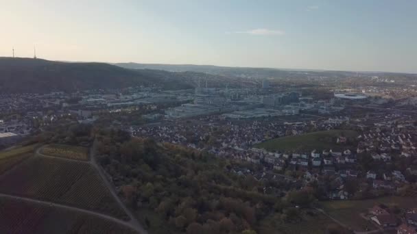 Vista aérea de Stuttgart, Untertuerkheim com a fábrica de Mercedes Benz — Vídeo de Stock