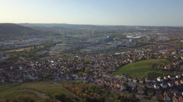 Luftaufnahme von stuttgart, untertürkheim mit der mercedes benz fabrik — Stockvideo