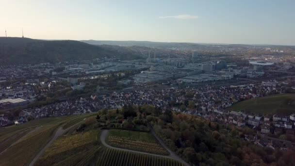 Flygfoto över Stuttgart, Untertuerkheim med Mercedes Benz fabrik — Stockvideo