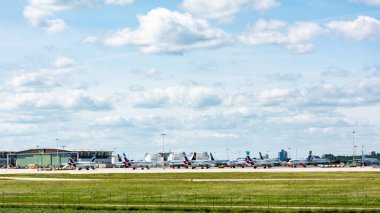 Lufthansa ve Eurowings uçakları Stuttgart Havaalanı pistine park etmiş ve korona salgını nedeniyle türbinler daha uzun süre kapalı kalmıştır..