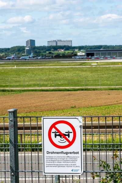 位于斯图加特机场的德语警告标志"No Drone Zone"警告信号，最高罚款50,000欧元 — 图库照片