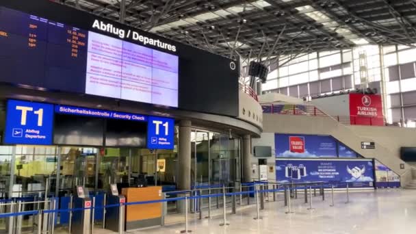 Coronavirus járvány: Panning szinte üres indulási fórumon át zárt check-in elhagyott kiszolgálóasztalok a repülőtér terminál miatt pandémiás coronavirus és légitársaságok felfüggesztette a legtöbb — Stock videók