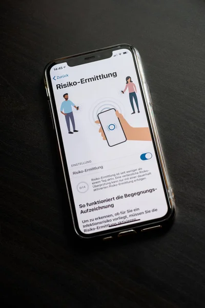 Un Apple iPhone 11 está ejecutando la nueva aplicación para teléfonos inteligentes para combatir la pandemia de corona en Alemania. La aplicación es encargada por el gobierno alemán y desarrollada por el Instituto Robert Koch en Berlín —  Fotos de Stock