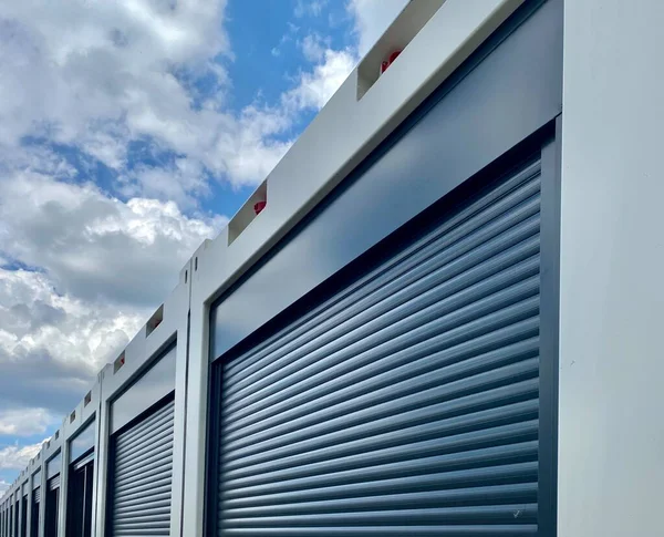 Зведення нових офісних контейнерів на будівельному майданчику проти великого блакитного неба — стокове фото